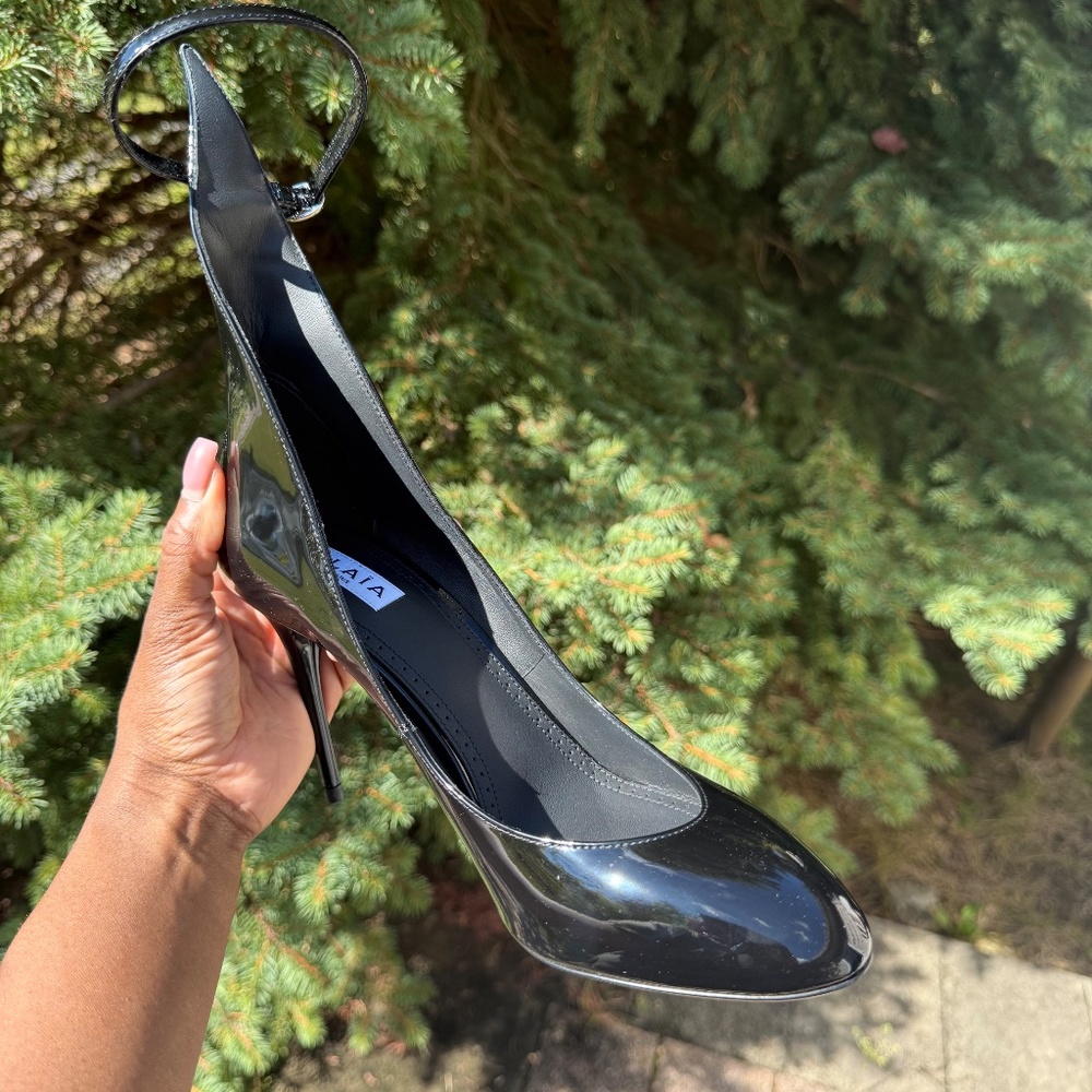 Alaia Decollete Patent Pump Heel - Picture 7 of 11